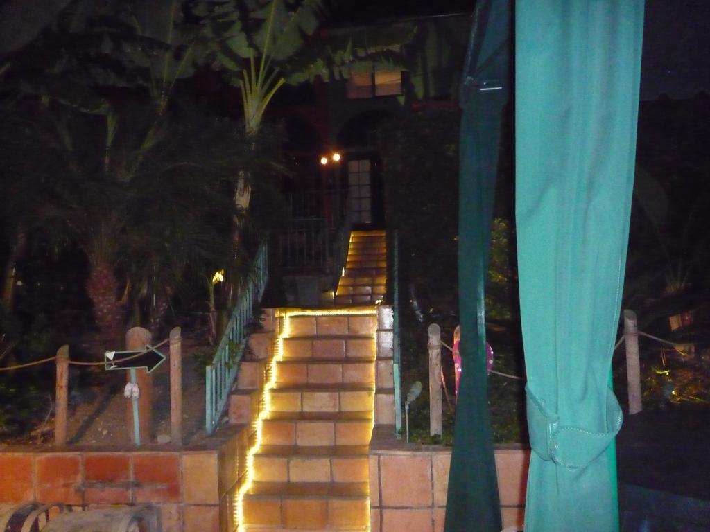 Woodland Hills Calabasas Guesthouses ลอสแอนเจลิส ภายนอก รูปภาพ