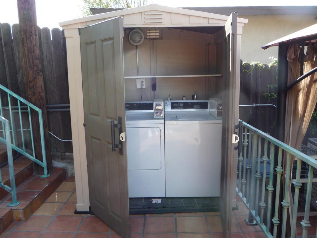 Woodland Hills Calabasas Guesthouses ลอสแอนเจลิส ภายนอก รูปภาพ